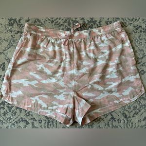 Women’s Banana Republic Pink Camo Size L Shorts
